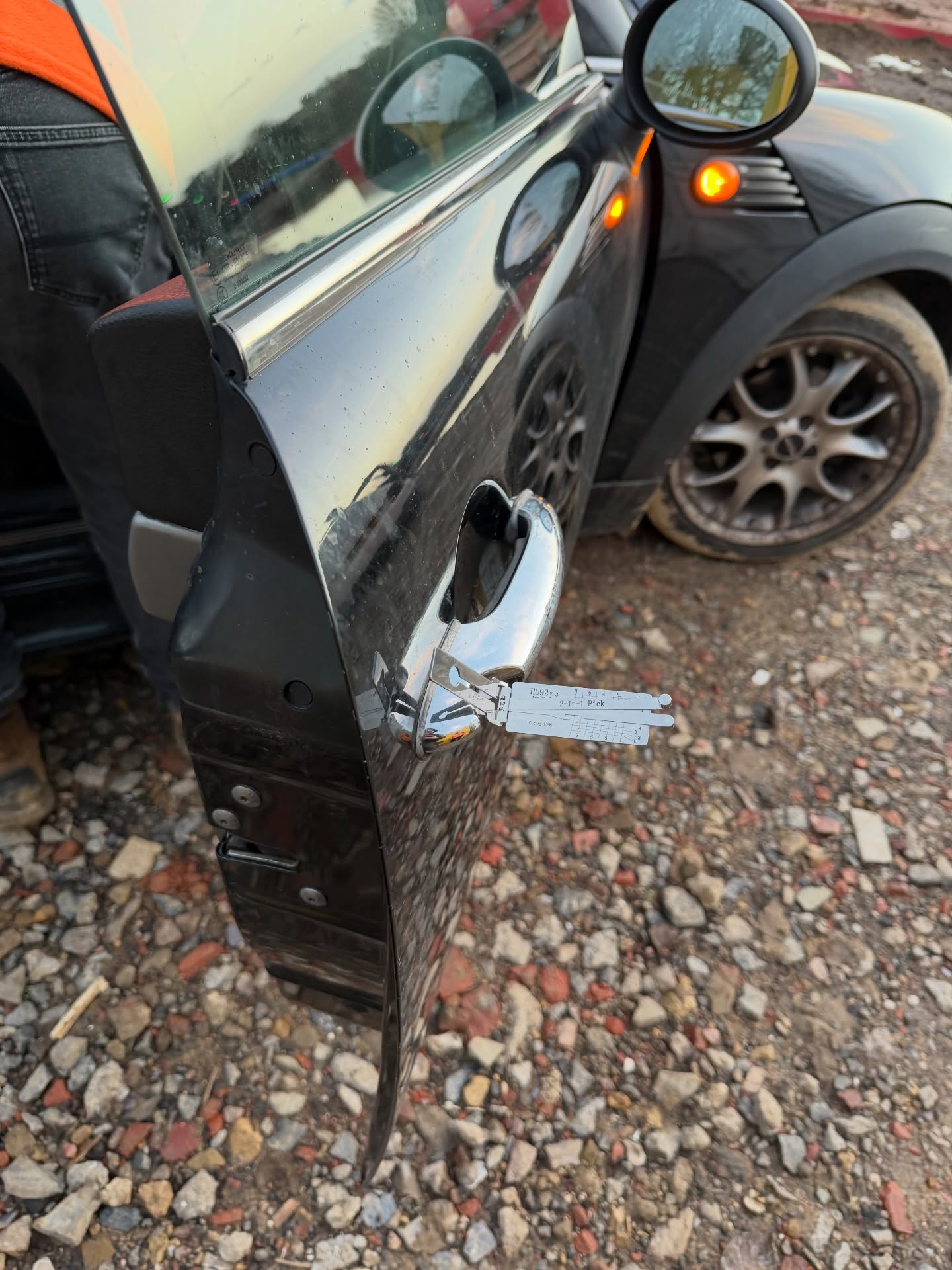 Mini door lock opened after all keys lost before cutting and programming new vehicle key 