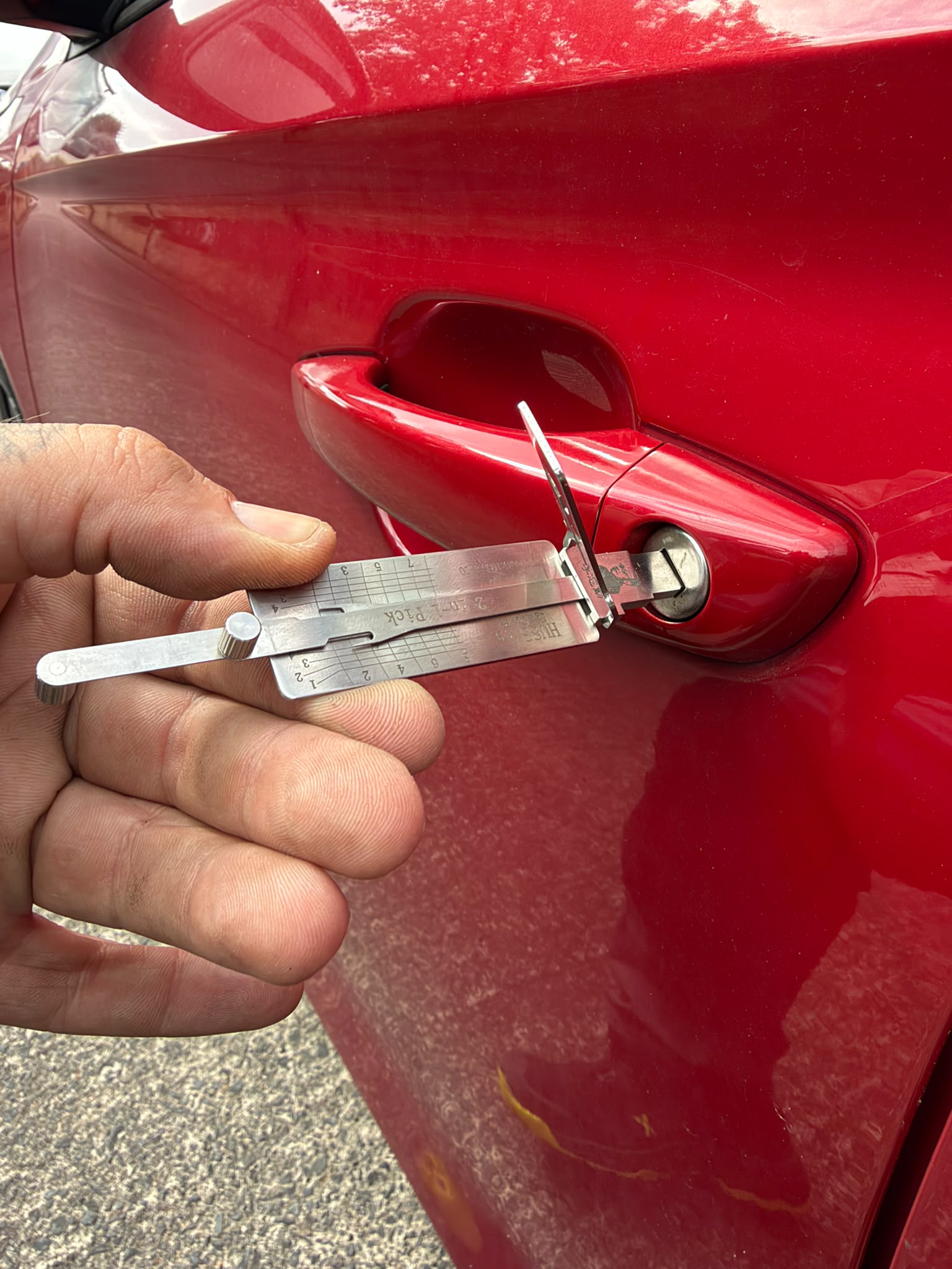 Silver 2 in 1 pick turning red Kia drivers door lock barrel
