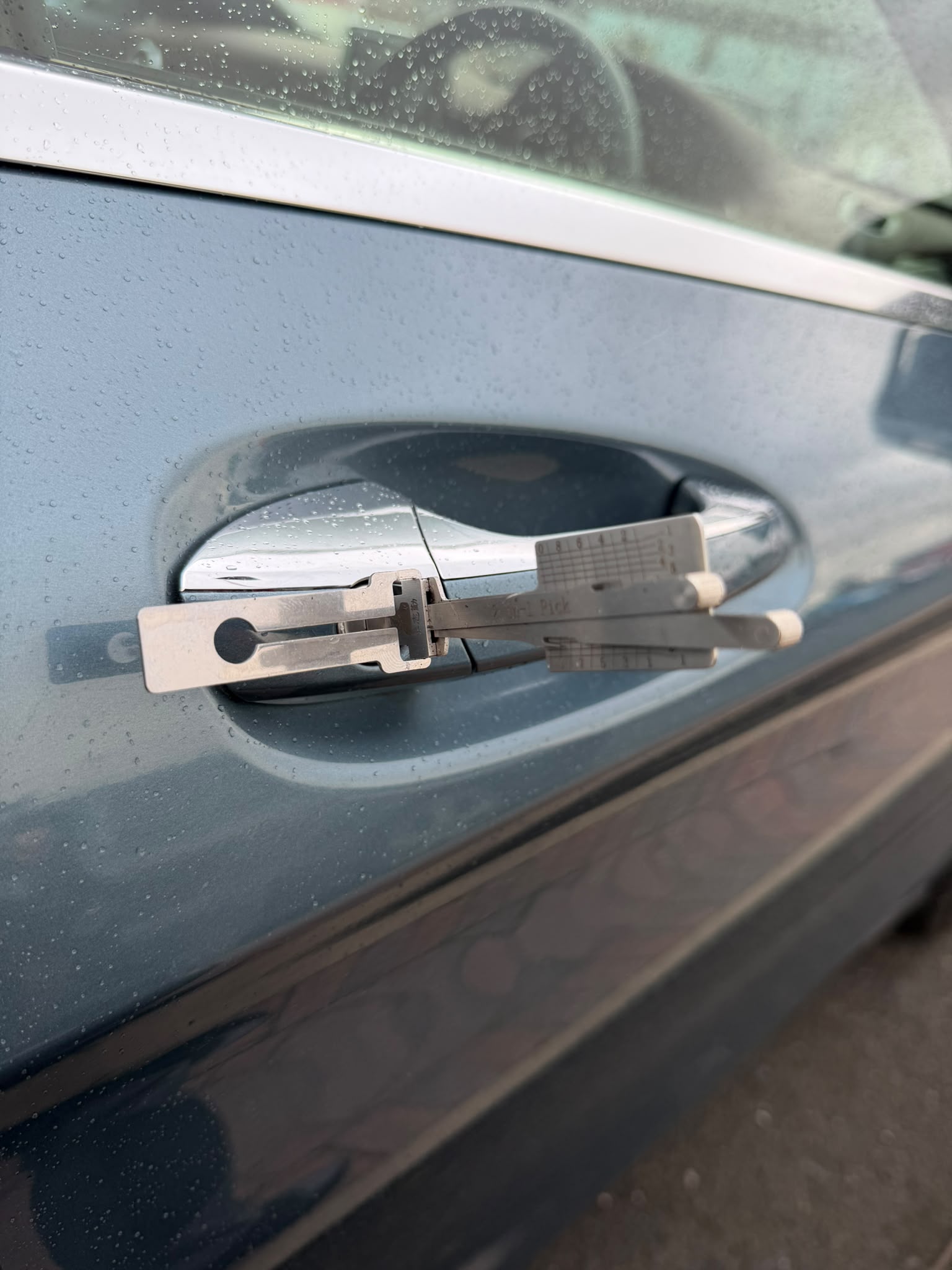 Blue ford with chrome door handle unlocked with Lishi pick sat in lock barrel 