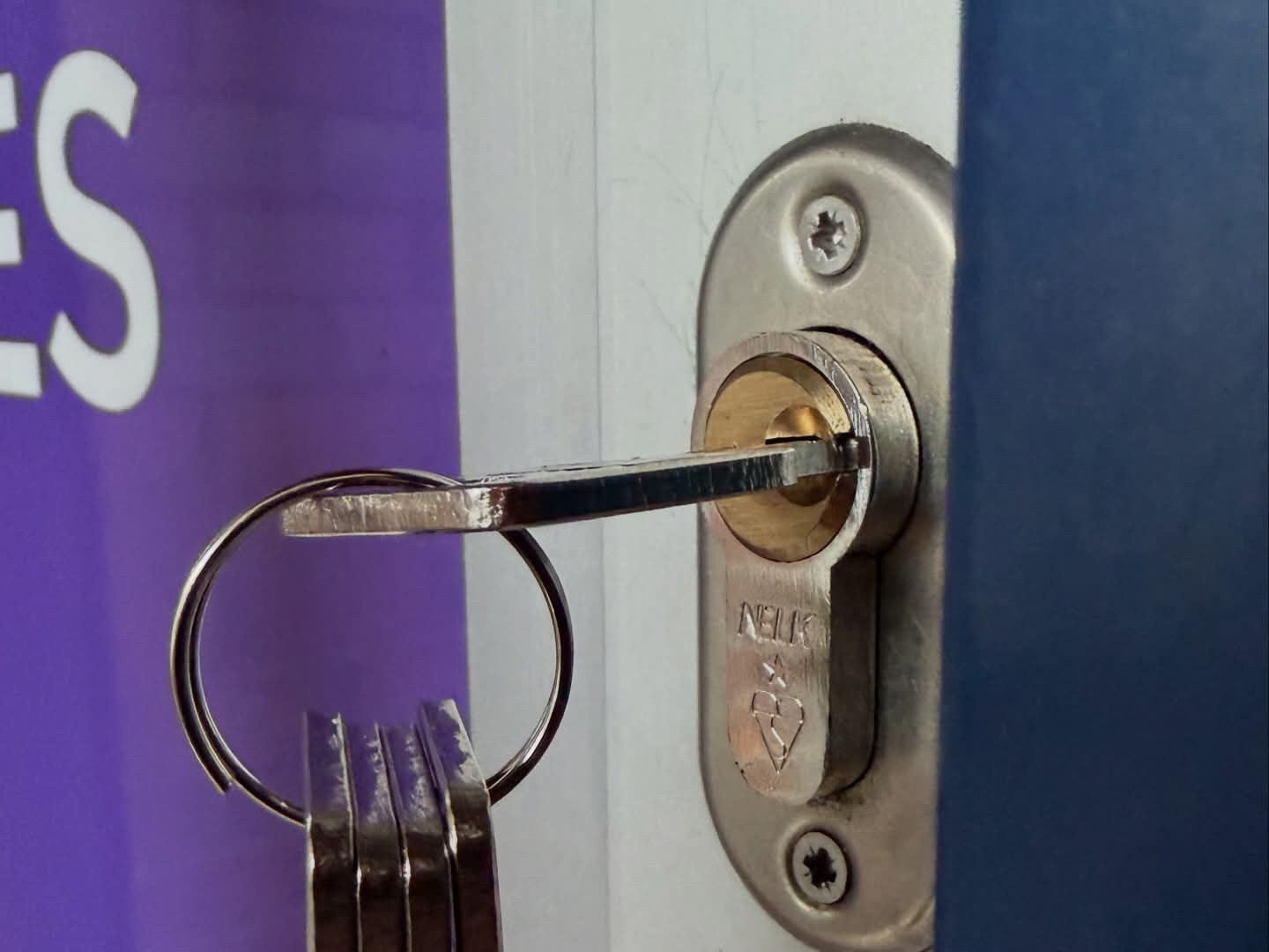 Anti snap euro lock fitted to door in Killingworth showing lock and keys displaying star rating 