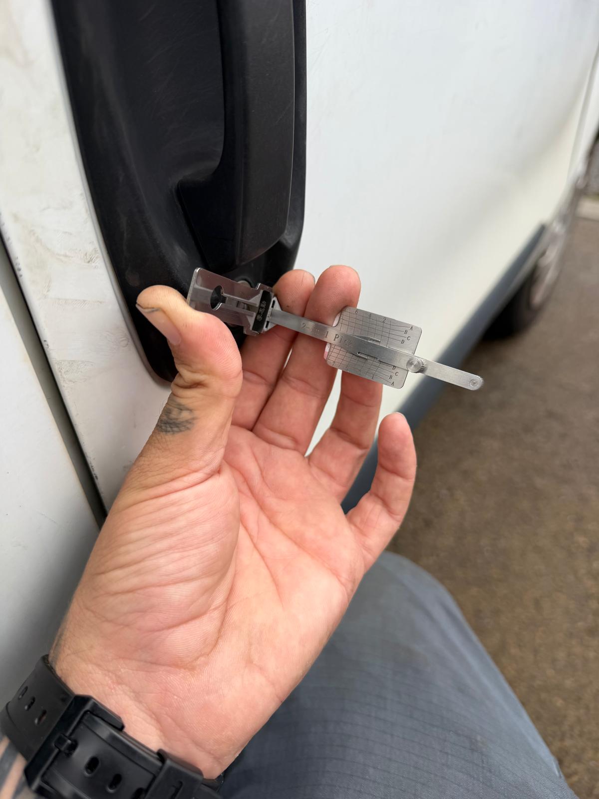Picking open white Fiat drivers door after all keys lost
