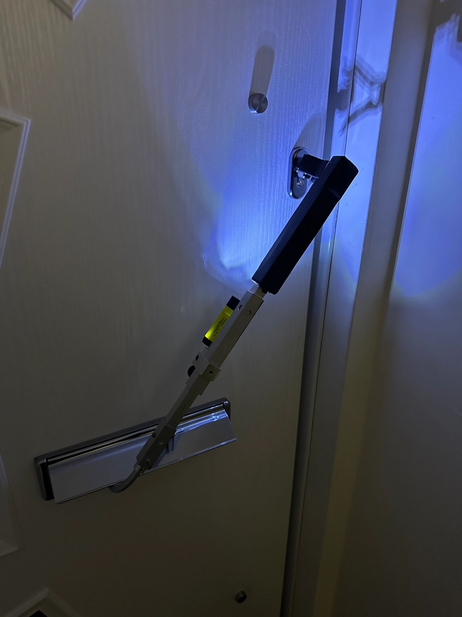 thumb turn lock being bypassed using tool through letterbox on white composite door